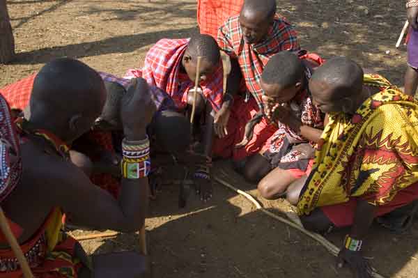 17 - Kenia - poblado Masai, hombres haciendo fuego